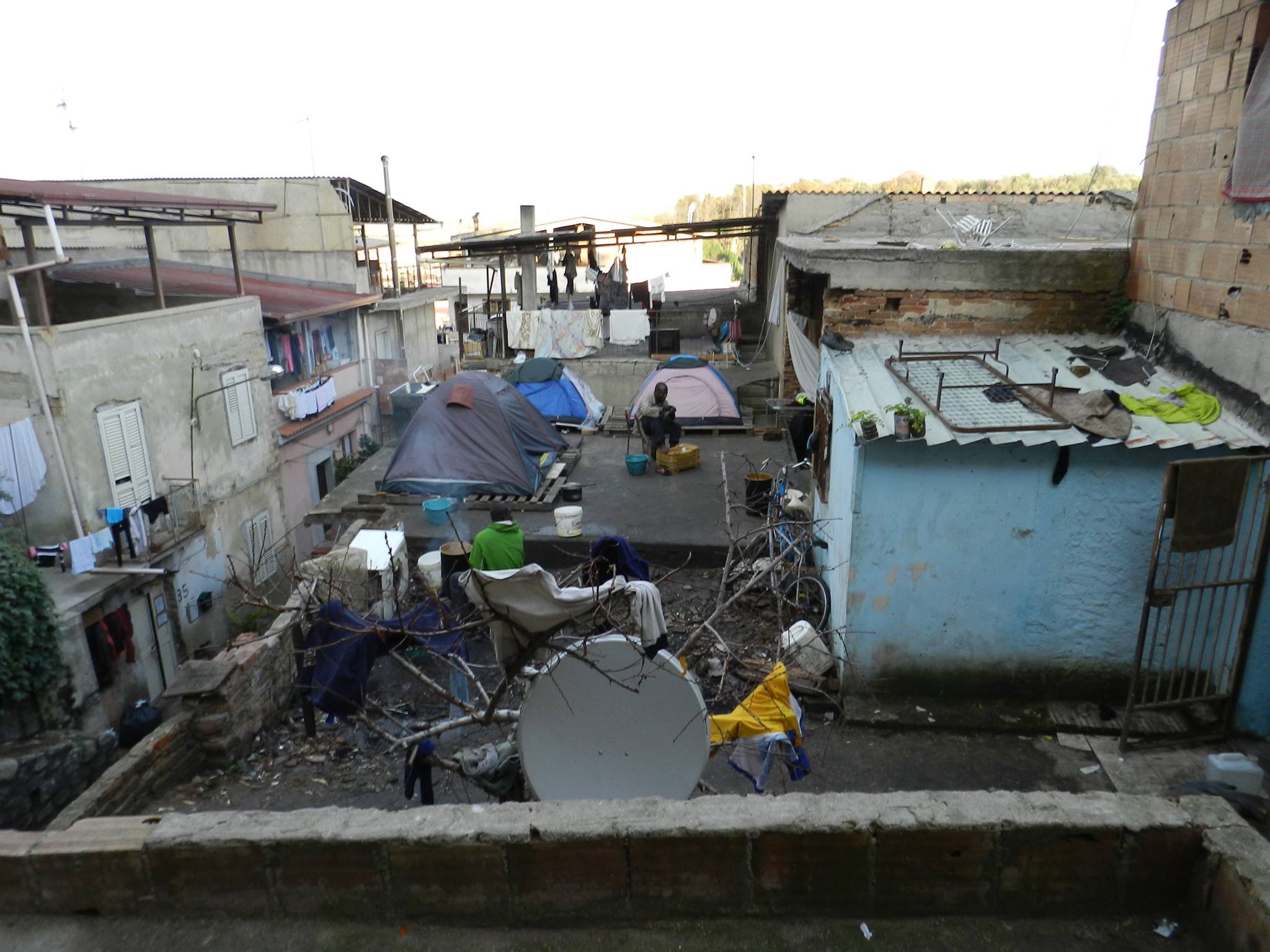 Tende sui tetti e sistemazioni di fortuna: uno scorcio del "Ghetto" di Rignano Scalo (FG)