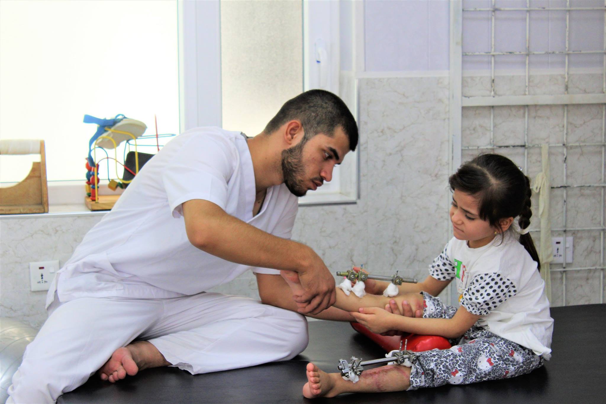 All'Emergency Hospital di Erbil, in Iraq, una bambina fa fisioterapia