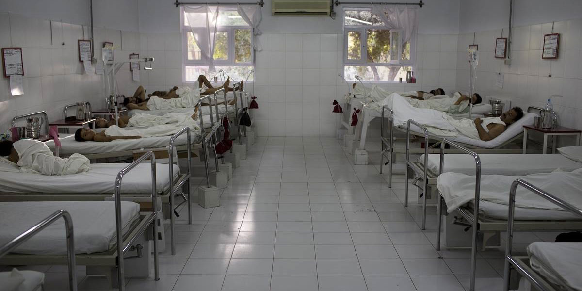 Una delle corsie di degenza dell'ospedale di EMERGENCY a Lashkar-gah, in Afghanistan