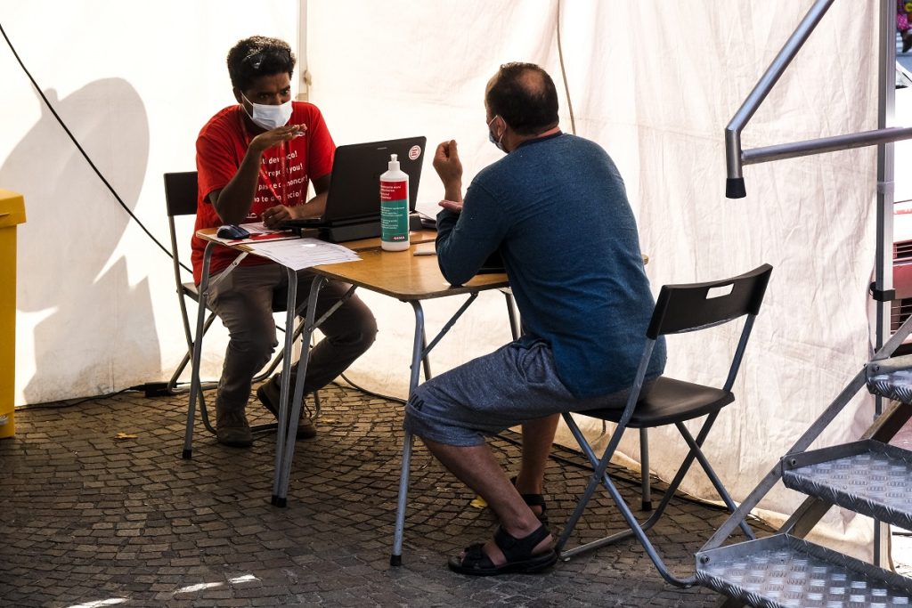 COVID-19 | VACCINAZIONE. MILANO E BRESCIA: EMERGENCY PER LE VACCINAZIONI ANCHE DEI MIGRANTI IRREGOLARI