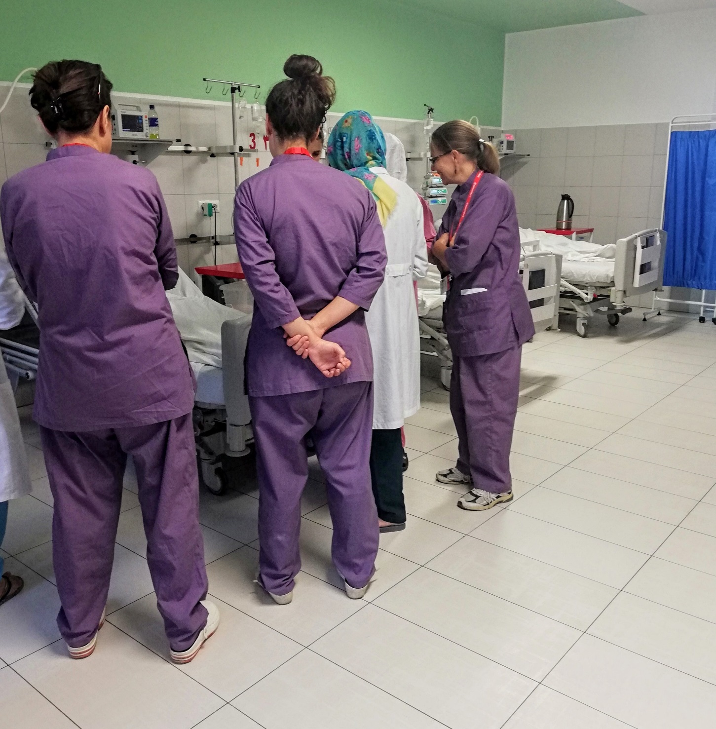 Giro di visite mattutine al Centro di maternit&agrave; di EMERGENCY ad Anabah