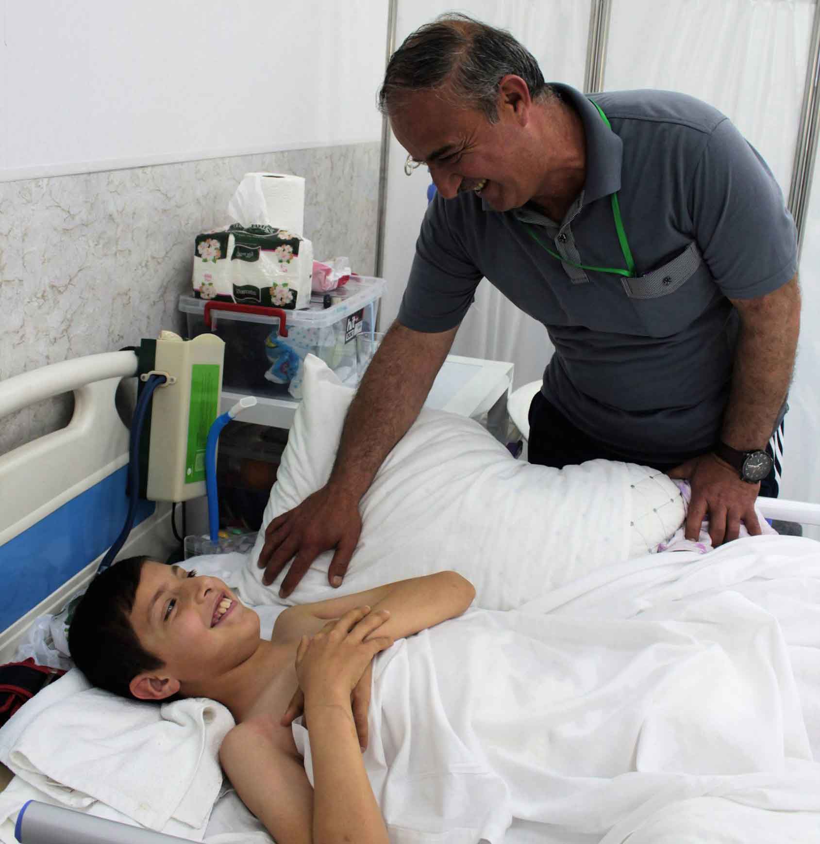 Rayyan e sup pap&agrave; Tareq nella corsia di degenza dell'Emergency Hospital di Erbil