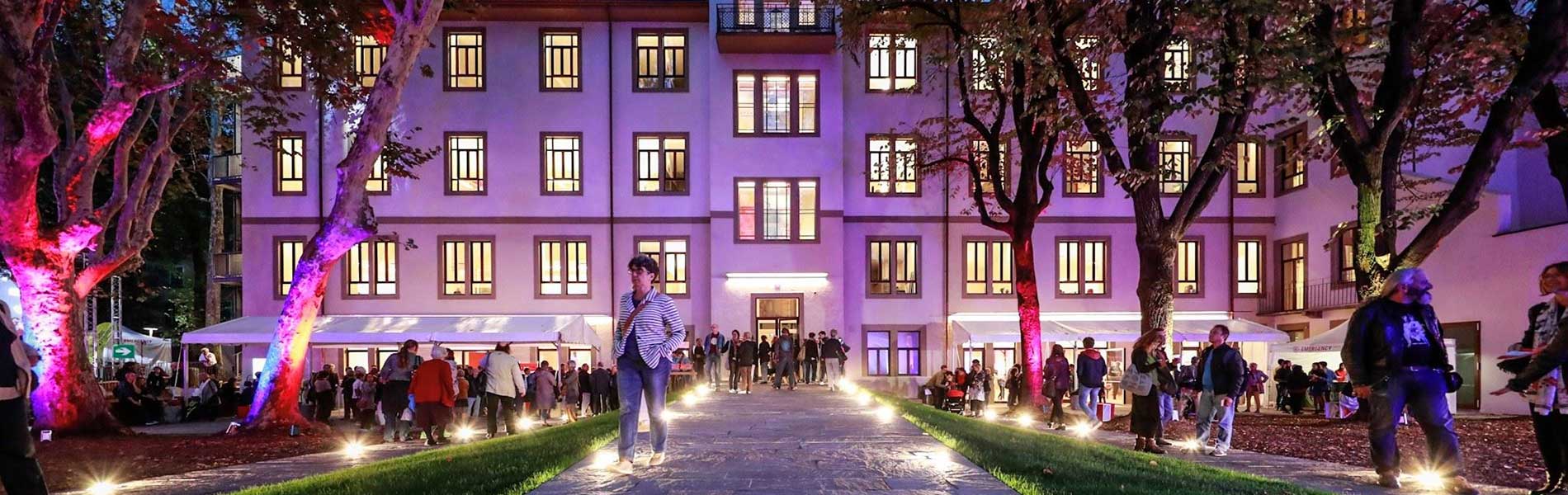 L'esterno di Casa EMERGENCY, la nostra sede a Milano, illuminato in occasione dell'inaugurazione