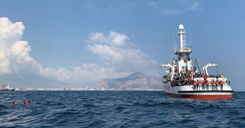 OPEN ARMS &ndash; EMERGENCY: &ldquo;PER TUTELARE LA SALUTE E LA SICUREZZA DI NAUFRAGHI ED EQUIPAGGIO A BORDO DELLE NAVI UMANITARIE &Egrave; NECESSARIO UN SISTEMA DI RICERCA E SOCCORSO STRUTTURATO E PROTOCOLLI DI SBARCO IN LINEA CON CI&Ograve; CHE PREVEDONO LE CONVENZIONI INTERNAZIONALI&rdquo;
