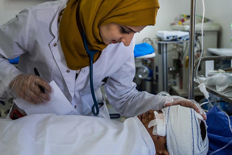 Erbil, Iraq: una dottoressa di EMERGENCY si prende cura di un bambino vittima di guerra