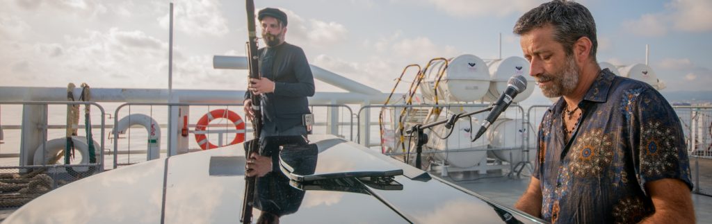 Daniele Silvestri canta &ldquo;Le navi&rdquo; a bordo della Life Support di EMERGENCY