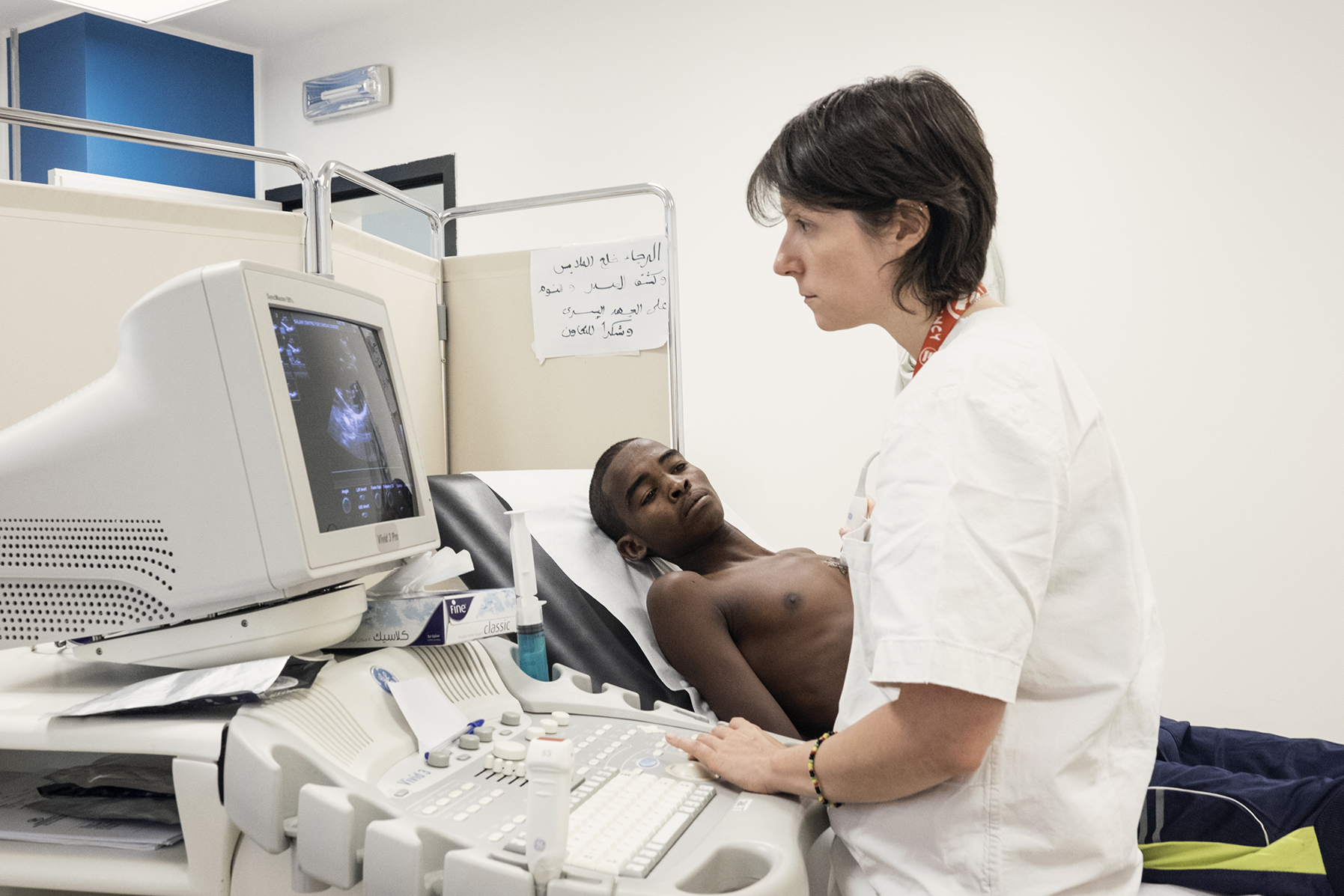 Daniela, cardiologa di EMERGENCY, visita un paziente nel Centro Salam di Cardiochirurgia, in Sudan.