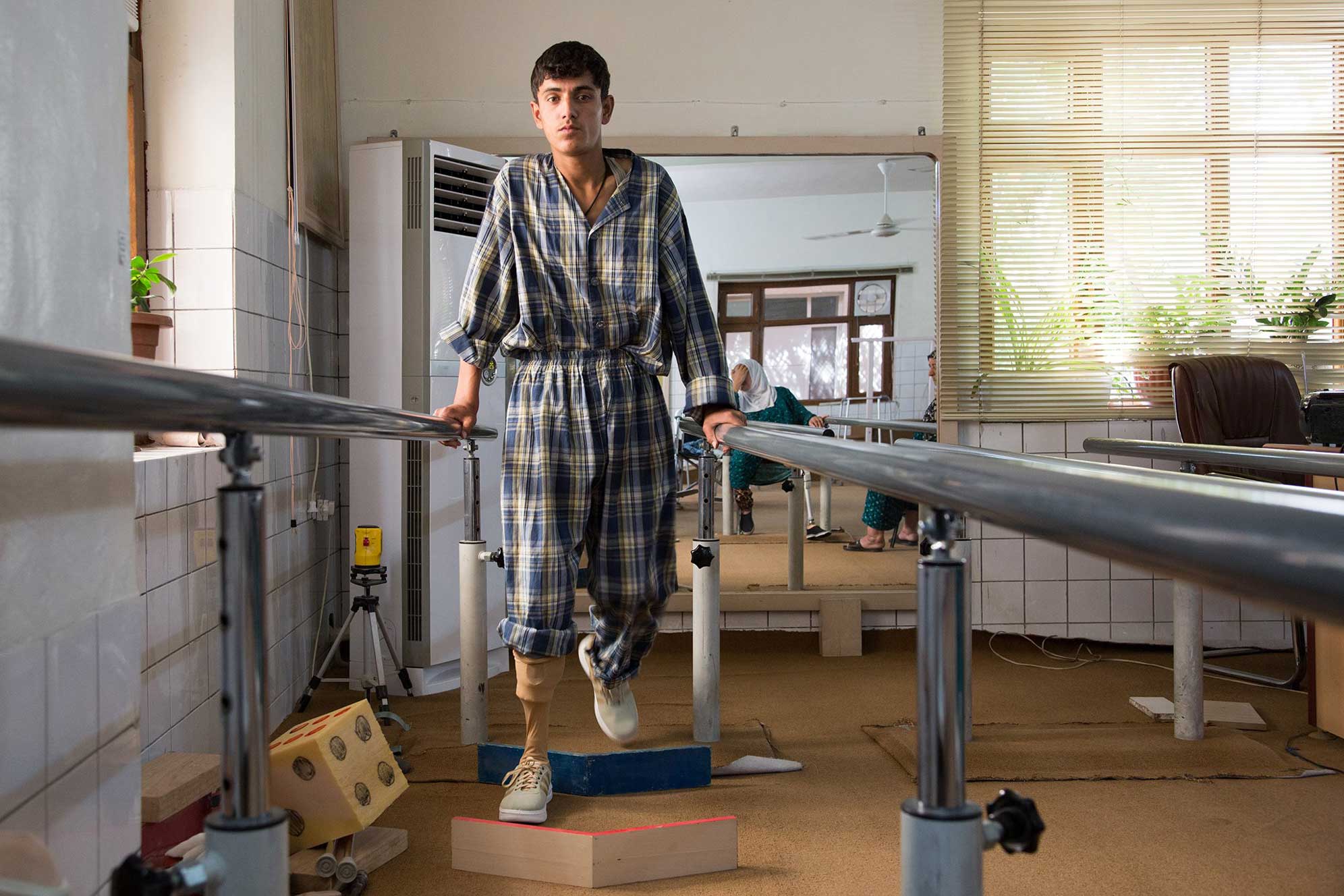 Nella sala fisioterapia del Centro di EMERGENCY a Sulaimaniya, yunus si esercita a usare la sua nuova protesi alla gamba