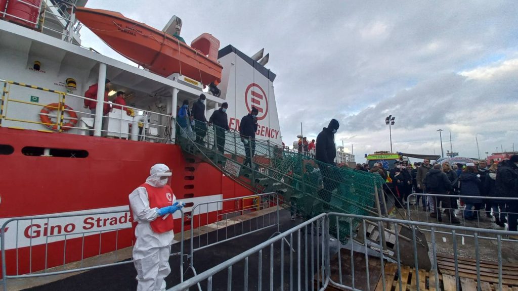Livorno: in corso lo sbarco della nave Life Support con 142 naufraghi a bordo