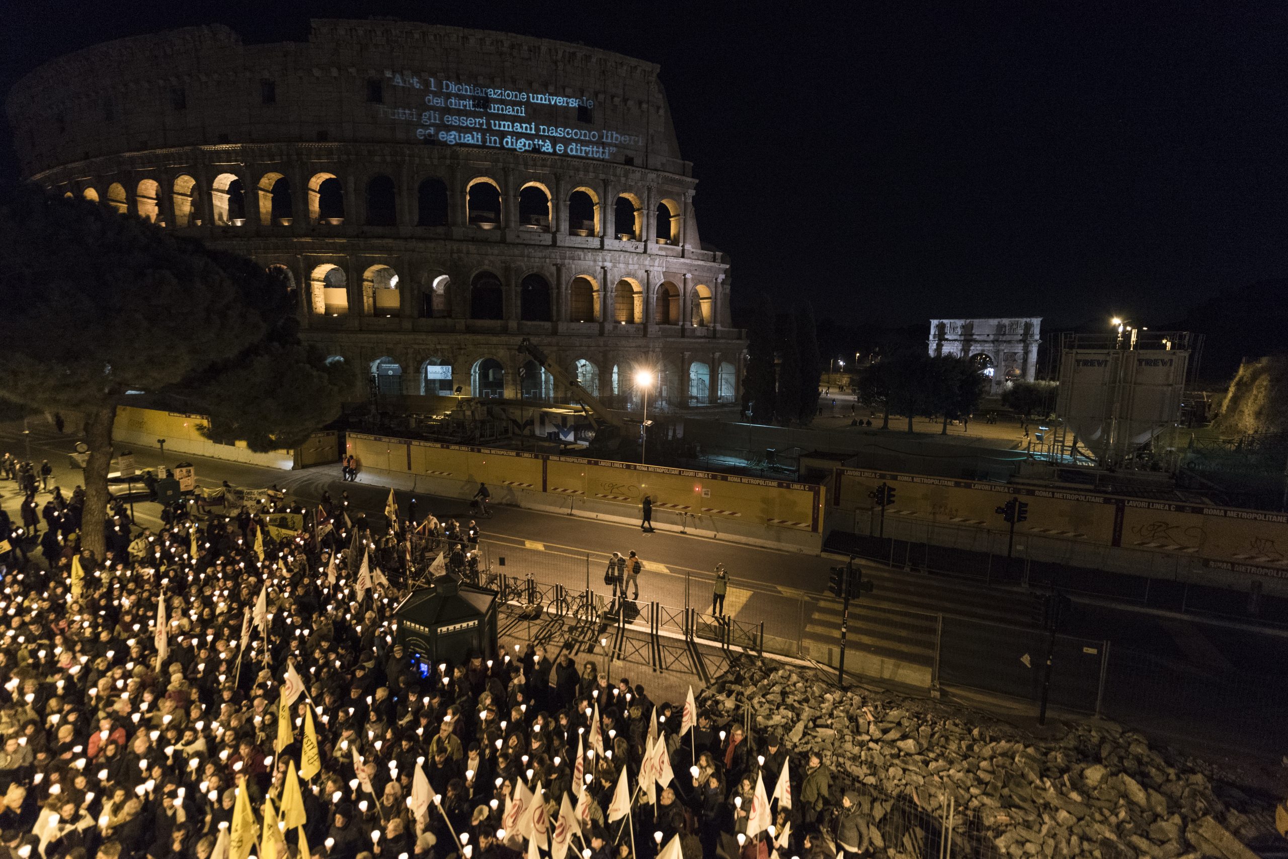 I partecipanti della fiaccolata davanti al Colosseo