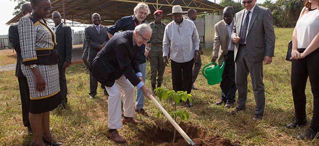 Gino Strada e Renzo Piano posano la prima pietra del Centro di eccellenza in chirurgia pediatrica in Uganda