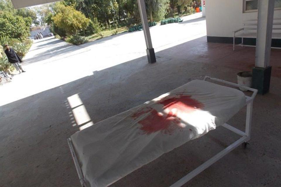Una barella insanguinata all'esterno del Pronto soccorso del Centro chirurgico di EMERGENCY a Lashkar-gah, Afghanistan