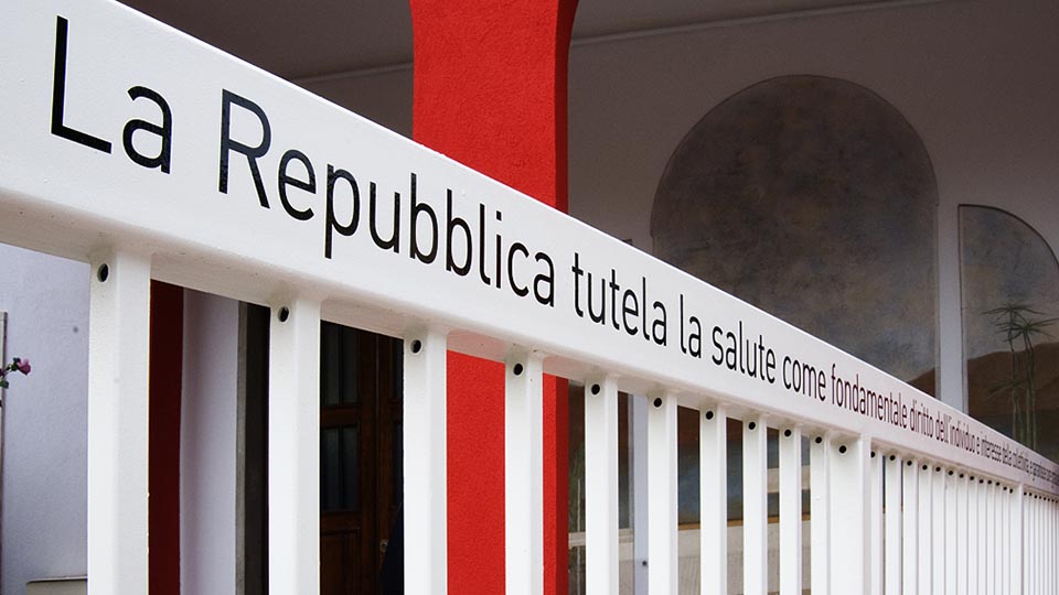 EMERGENCY in tribunale per ribadire l&rsquo;articolo 32 della Costituzione