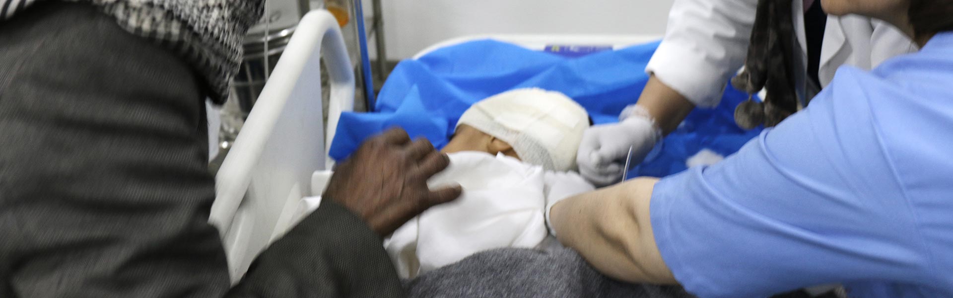 Lo staff di EMERGENCY si prende cura di un bambino ferito arrivato da Mosul