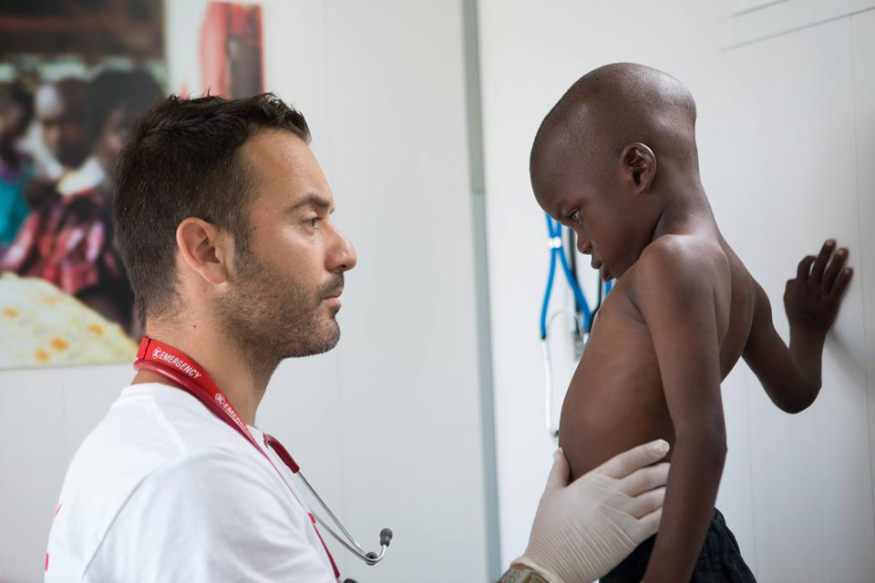 Luca, medico di EMERGENCY agli sbarchi in Sicilia, visita un bambino