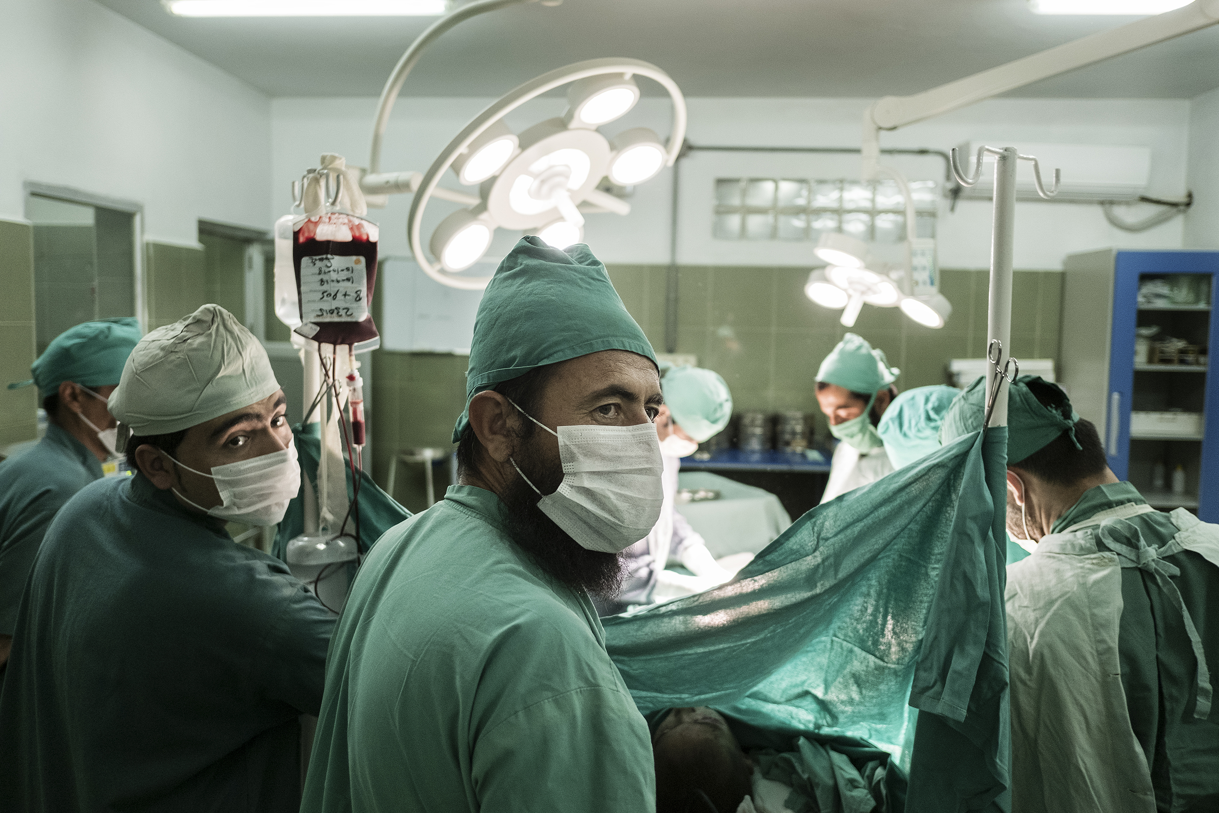 I chirurghi di EMERGENCY prima dell'operazione a Khudai Noor