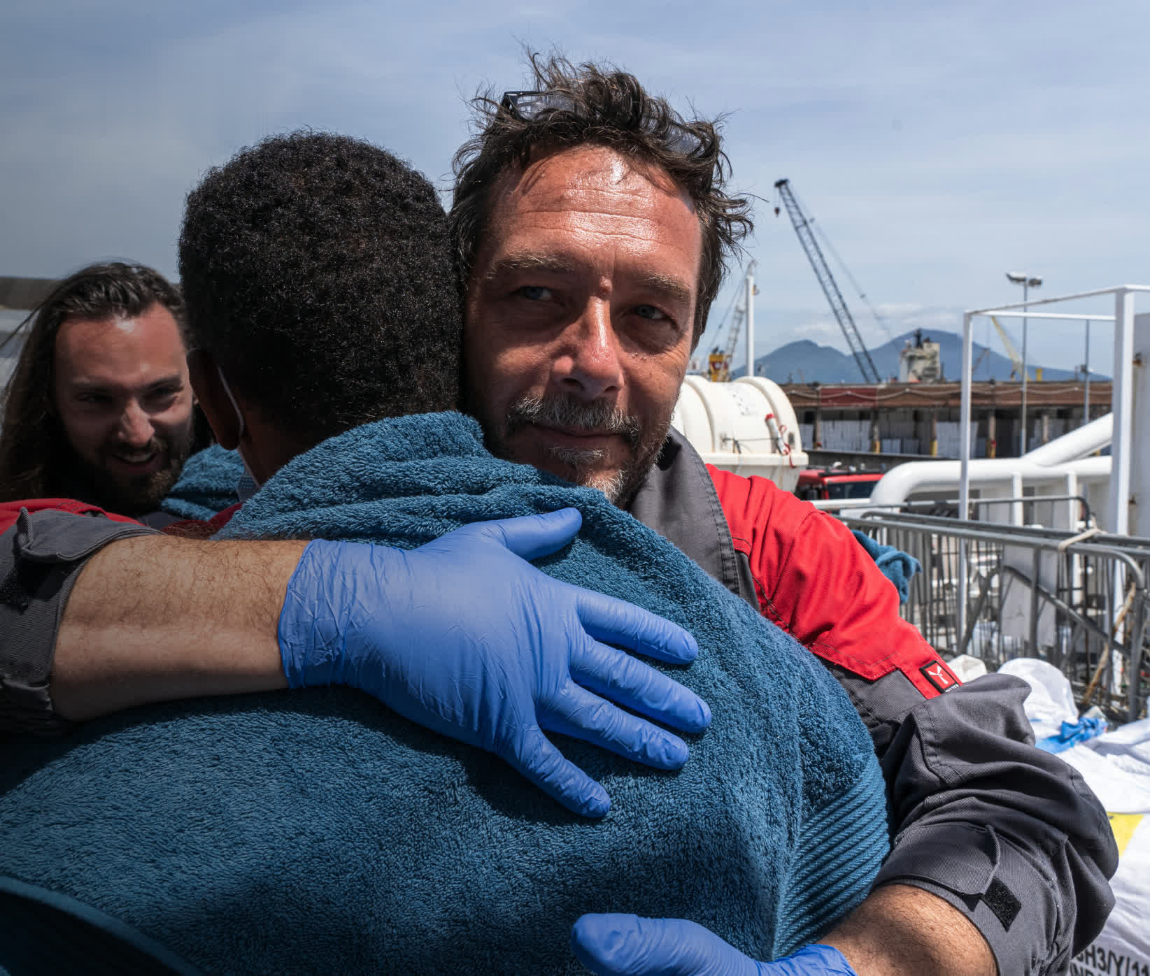 Un operatore di EMERGENCY abbraccia una persona soccorsa