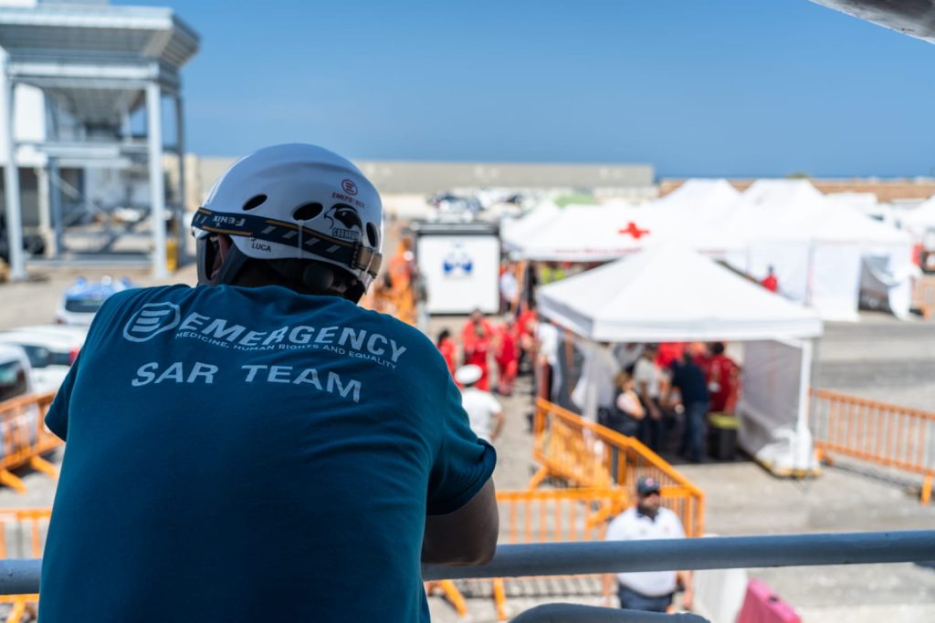 SBARCATI A ORTONA I 40 NAUFRAGHI SOCCORSI DALLA LIFE SUPPORT DI EMERGENCY DOPO 4 GIORNI DI NAVIGAZIONE