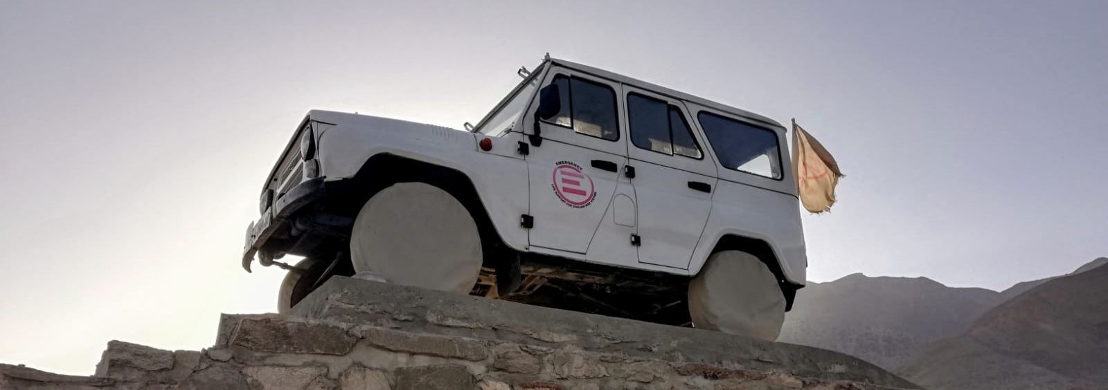 Il fuoristrada modello Uaz con cui nel 1999 lo staff di EMERGENCY raggiunse la Valel del Panshir, in Afghanistan