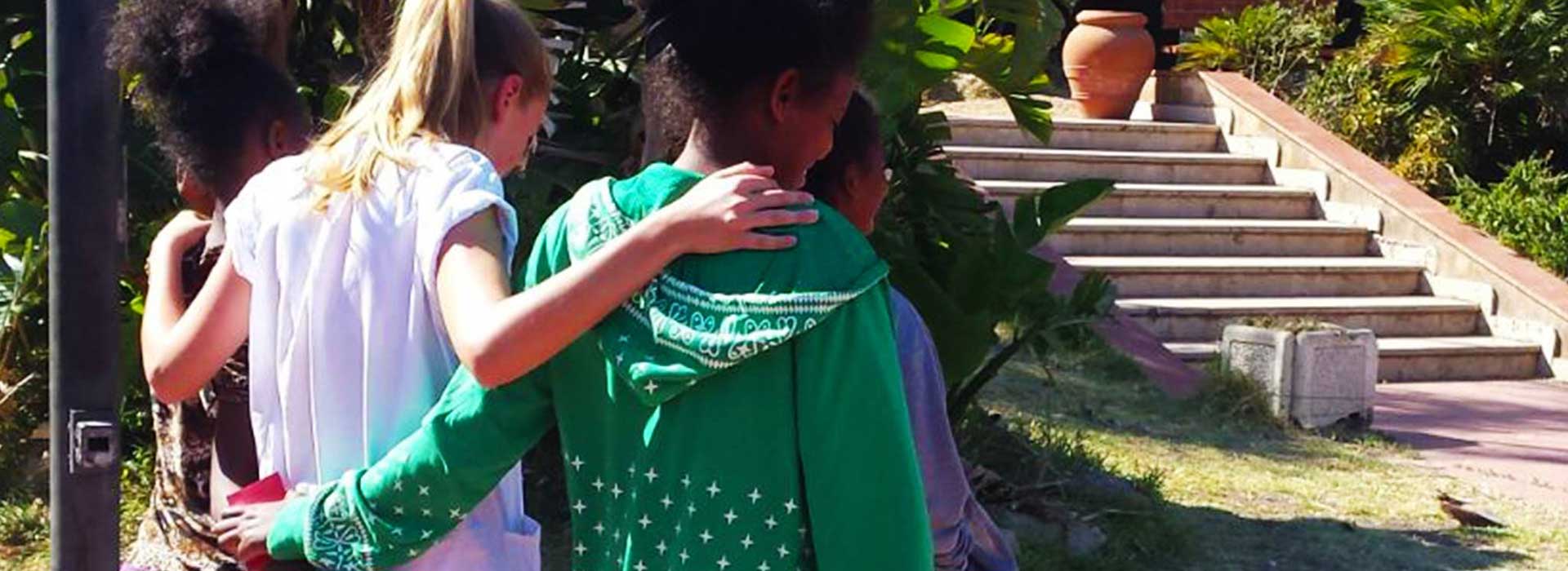 Eleonora, infermiera di EMERGENCY, insieme a tre ragazze migranti che ha visitato a Villa Sikania