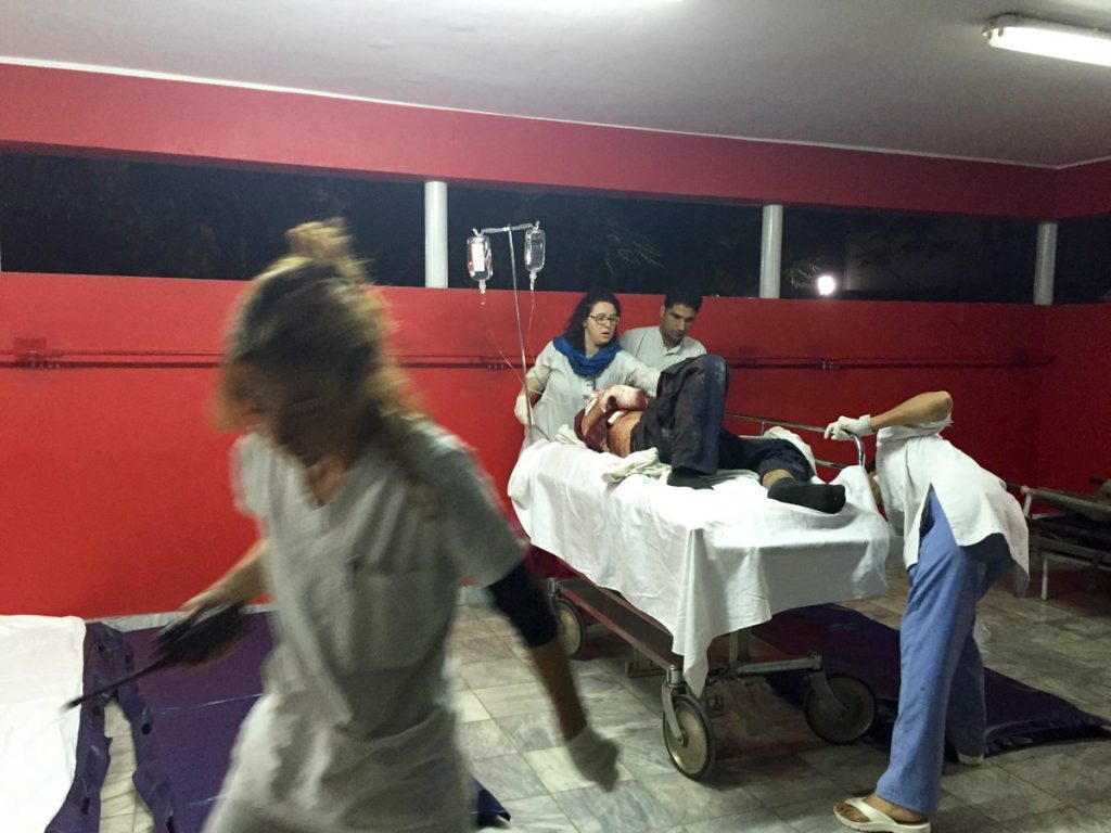 La guerra &egrave; una giornata di lezioni che finisce in sala operatoria