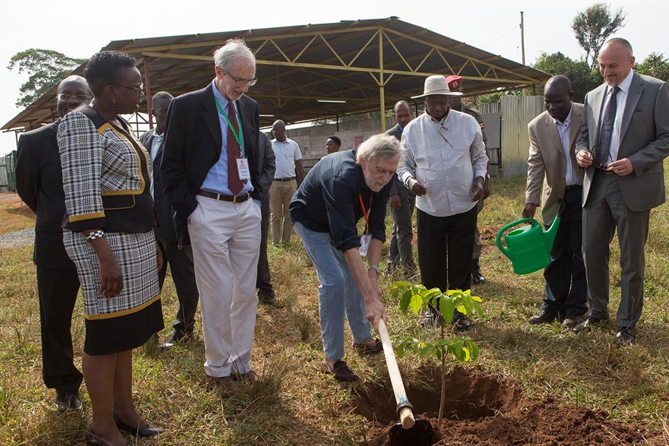 Gino Strada e Renzo Piano avviano il cantiere del nuovo Centro di chirurgia pediatrica a Entebbe, Uganda