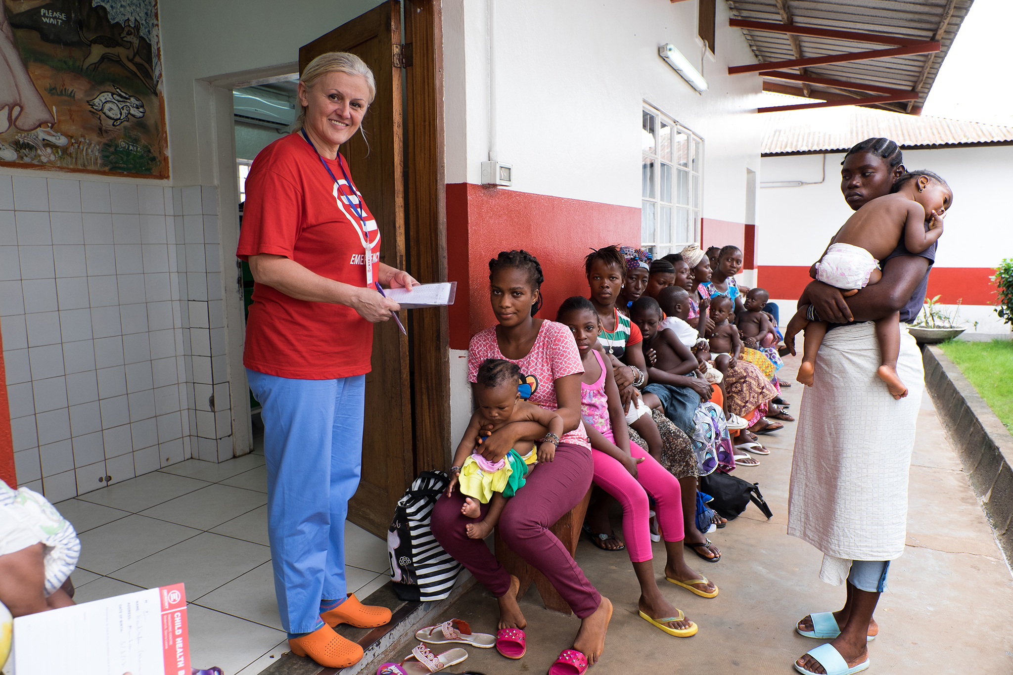 Ogni mattina tantissime donne arrivano al Centro pediatrico di Goderich, in Sierra Leone, per far visitare i loro bambini.