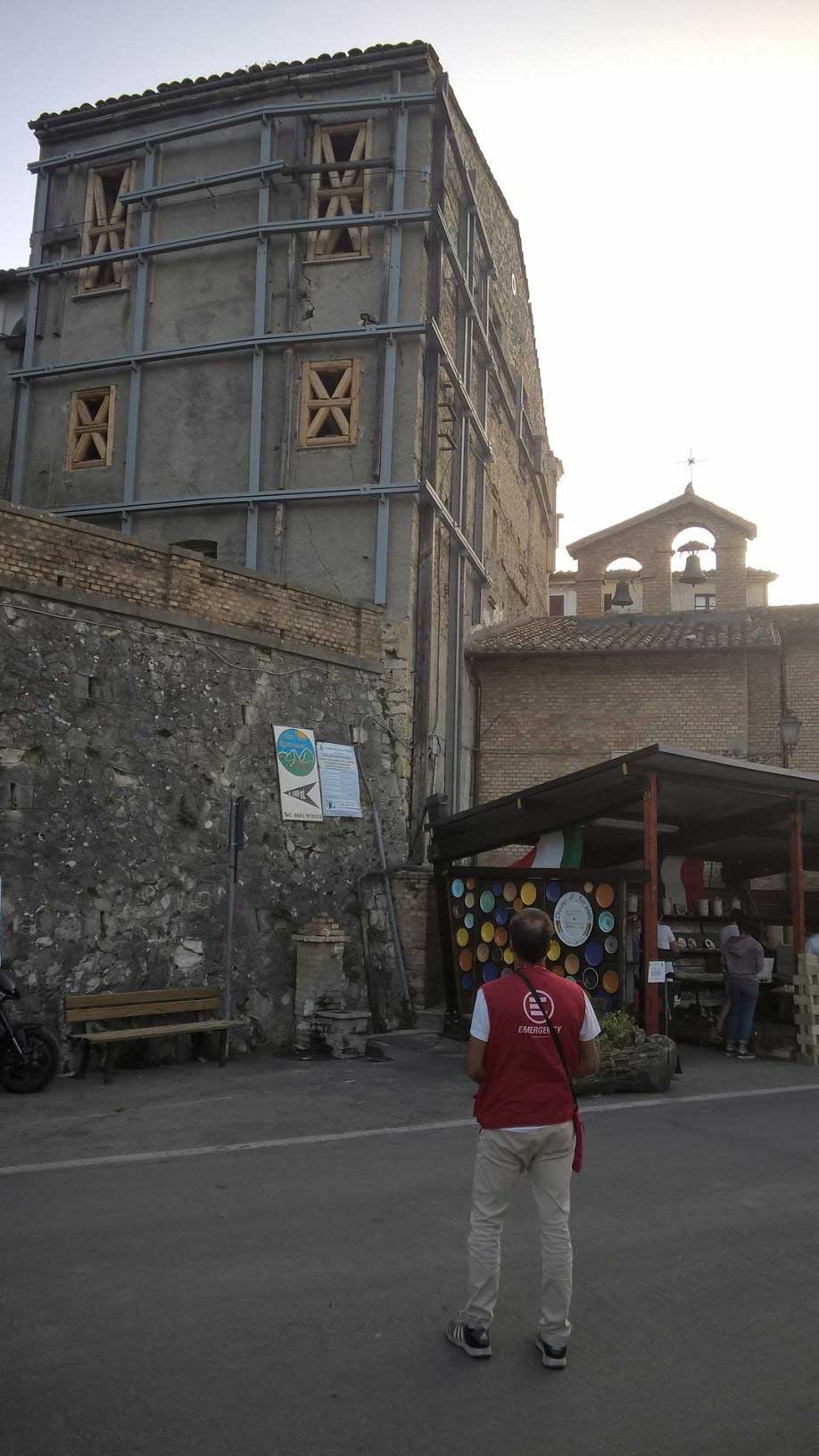 Un collega dello staff di EMERGENCY guarda la citt&agrave; di Castelli