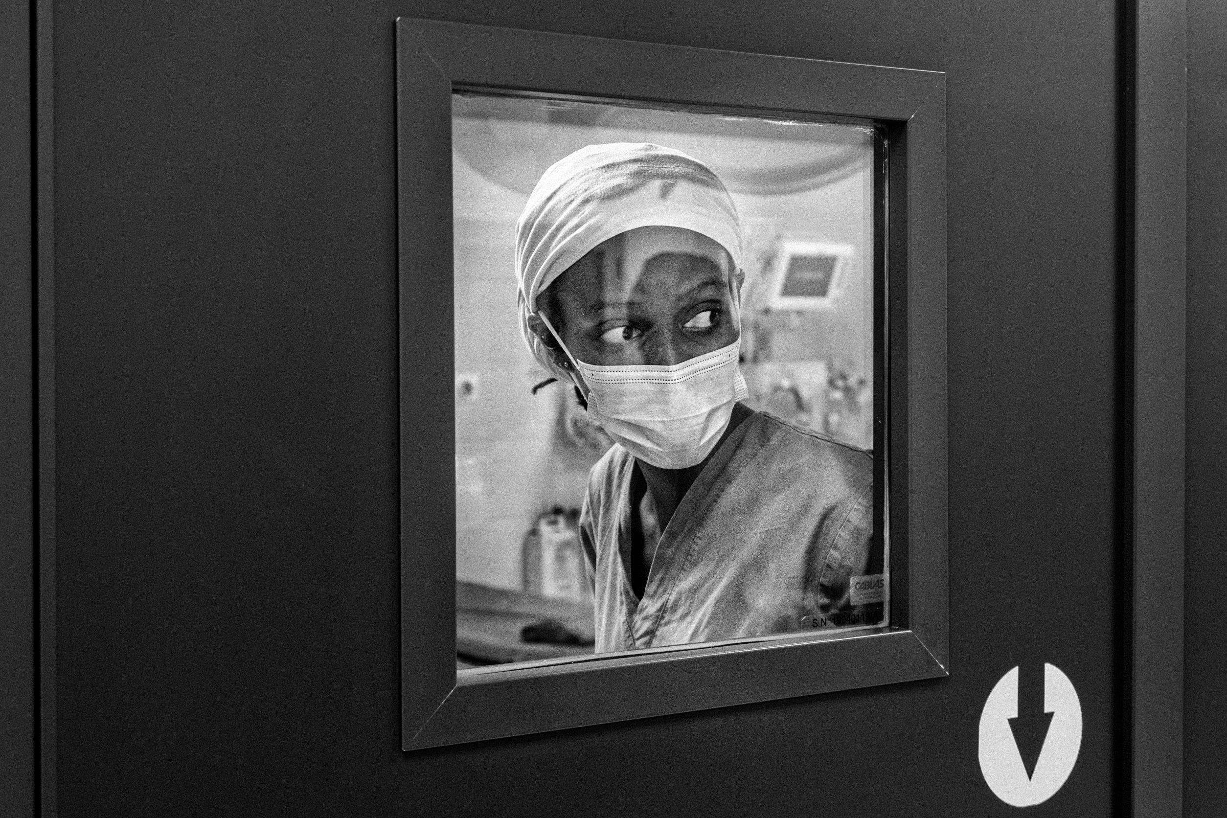 La dottoressa Elisabeth Komurembe in attesa dell&rsquo;intervento chirurgico all&rsquo;addome a Fatuma Aijaz