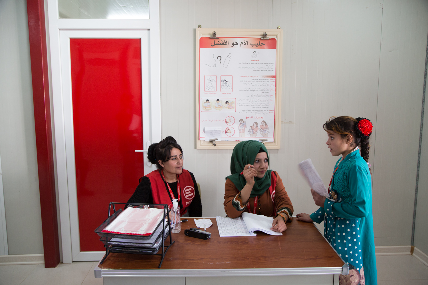 All&rsquo;ingresso del nostro Centro sanitario per sfollati di Ashti, in Iraq, dove garantiamo assistenza ginecologica e ostetrica per le donne e un programma di vaccinazioni e di controllo della crescita per i bambini.