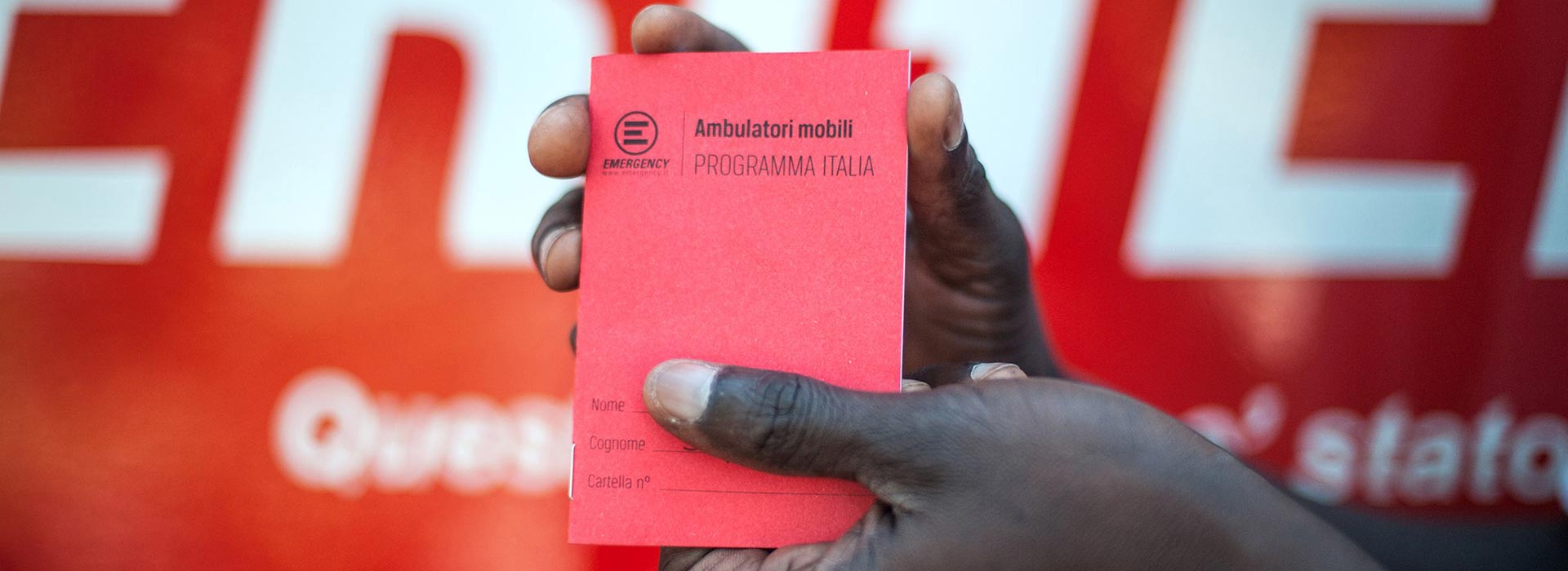 Il libretto rosso che viene dato ai pazienti di EMERGENCY in Italia, per tenere traccia della loro storia clinica e poterli seguire al meglio