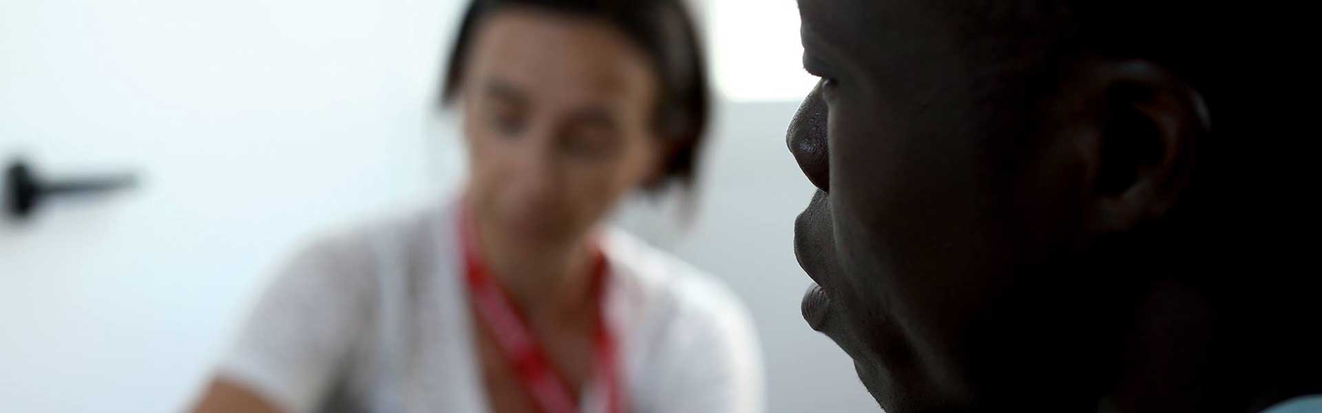 Una mediatrice di EMERGENCY al lavoro
